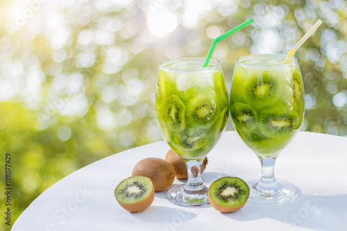 Drink from kiwi in the glass .