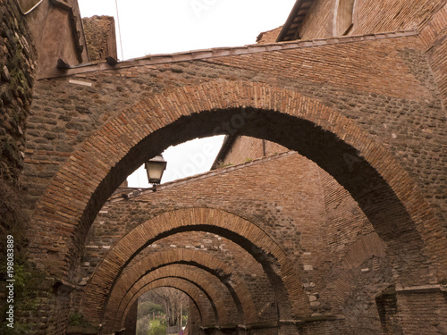 Der Arkadengang der Kirche Santi Giovanni e Paolo in Rom mit der Straße Civus Scauri photo