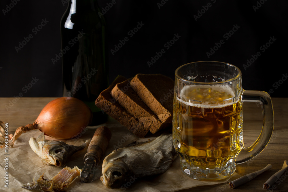 Foto Stock пиво напиток стоит на столе в бокале | Adobe Stock