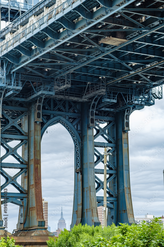 Fototapeta premium The famous Manhattan bridge spanning the East River between Brooklyn and lower Manhattan