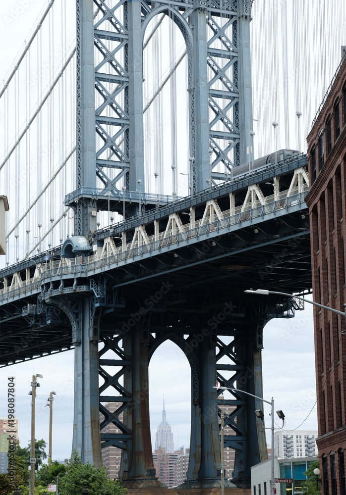Fototapeta premium Słynny most na Manhattanie łączący East River między Brooklynem a dolnym Manhattanem