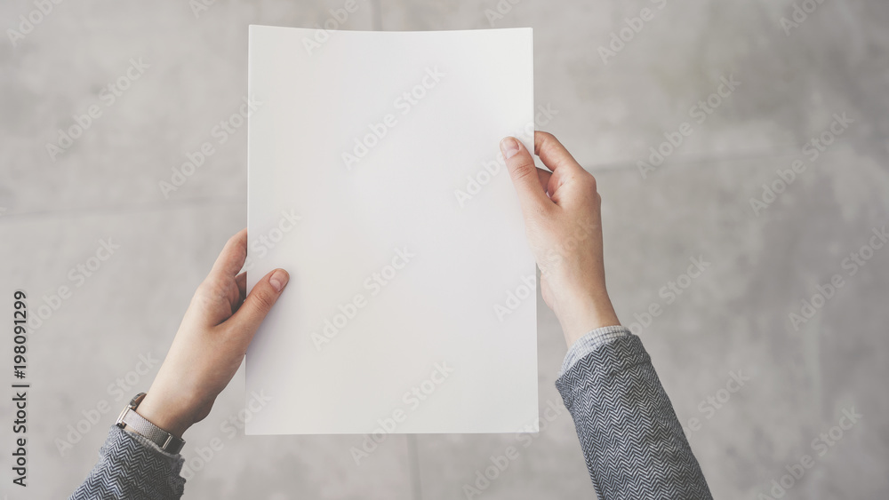 Person holding white empty paper - obrazy, fototapety, plakaty 