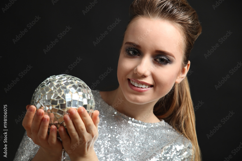 Naklejka premium girl in a silver dress with a disco ball