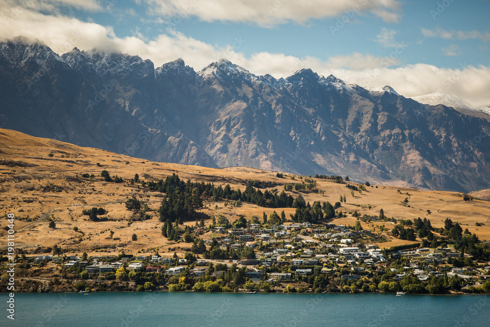 Naklejka premium Queenstown New Zealand gorgeous viewpoint houses mountains with snow