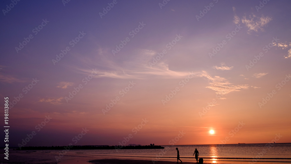 夕暮れの砂浜