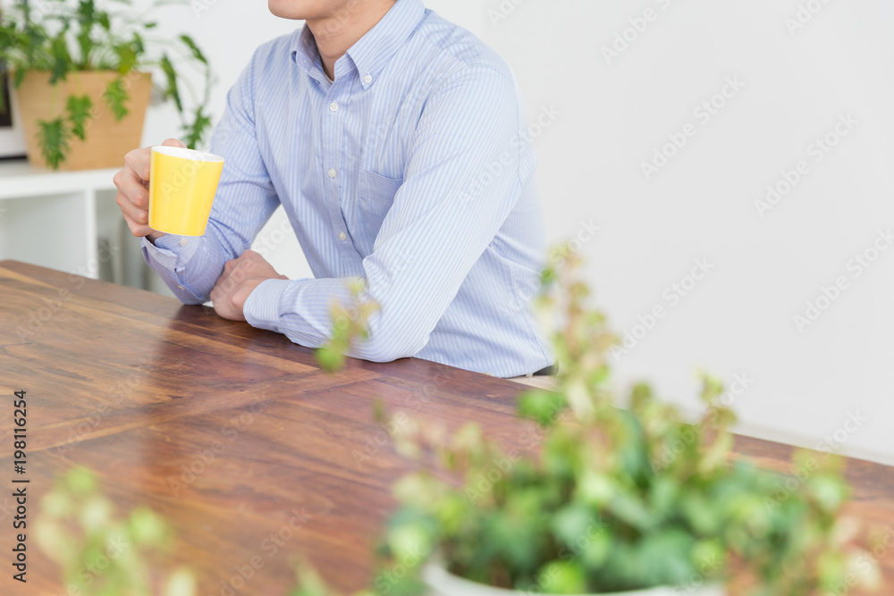 飲み物を飲む男性 手元 飲み物を飲む男性 手元