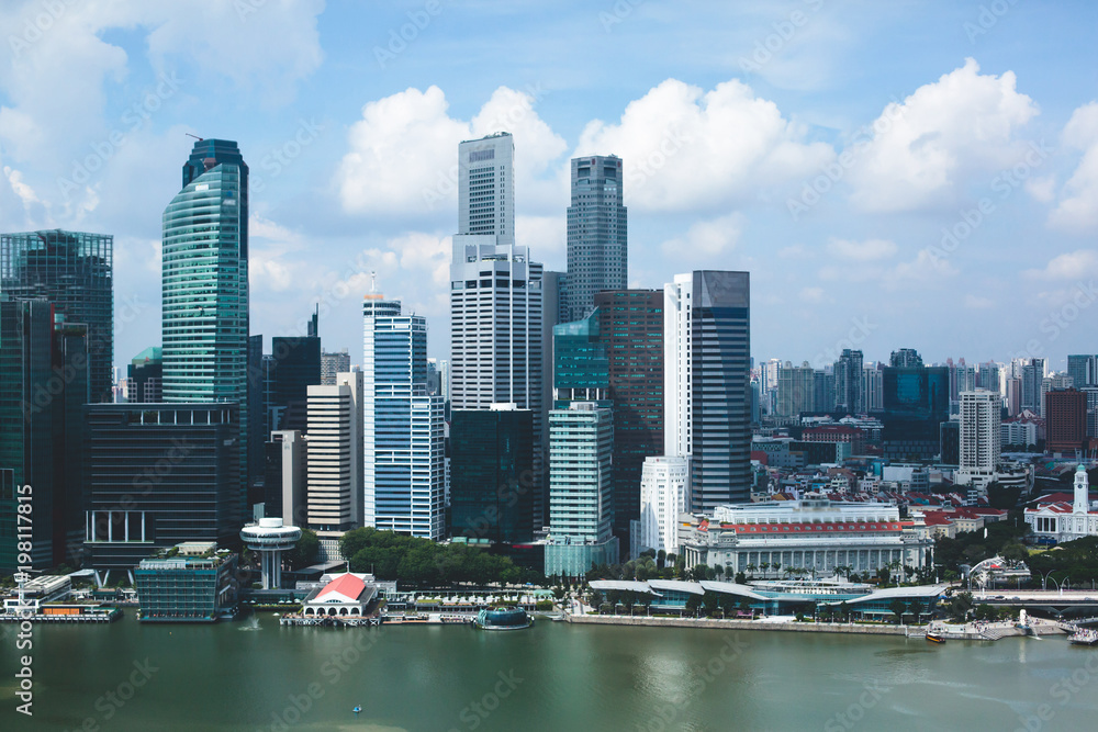 Fototapeta premium Piękny super szerokokątny letni widok Singapuru z lotu ptaka, z panoramą, zatoką i scenerią poza miastem, widziany z tarasu widokowego