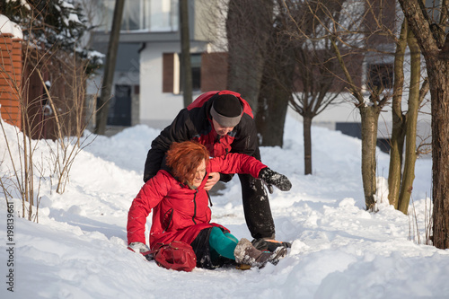 Obraz na płótnie woman slipping on sidewalk winter accident w salonie