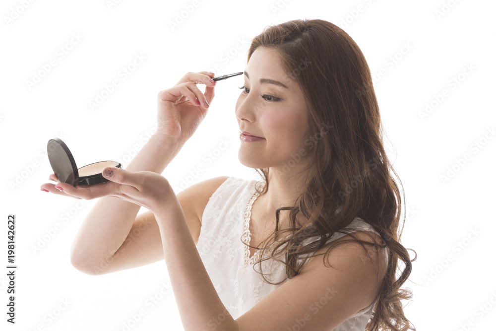 メイクをする女性 メイクをする女性