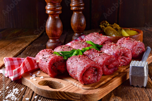Tableau sur toile fresh raw beef roulades