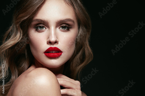 Foto Beauty Face. Beautiful Woman With Makeup And Red Lips.