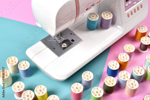 Foto Pastel color background, Dressmaker and designer desk, Close up foot of sewing machine and handcraft accessories
