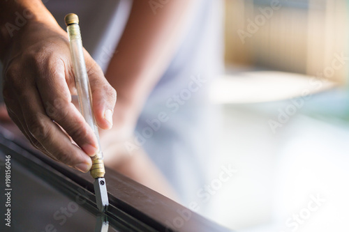 Foto Technicians are using cutting tools, cut glass according to customer size