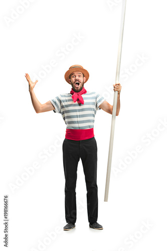 Photo Caucasian man in traditional gondolier costume and hat
