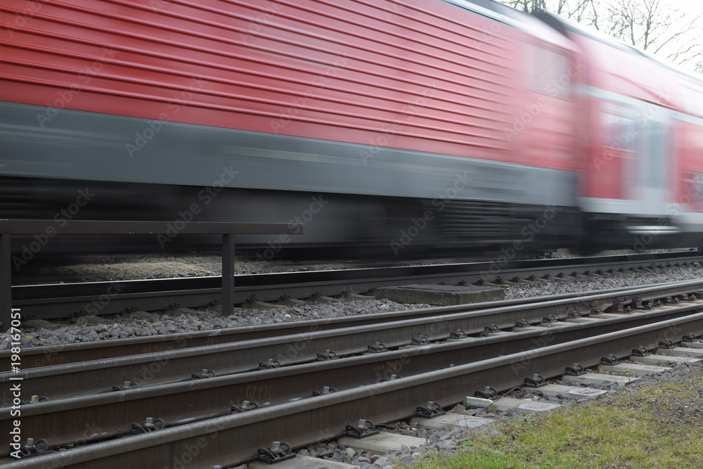 Fototapeta premium durchfahrender Personenzug