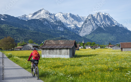 Seniorin unterwegs mit dem ...