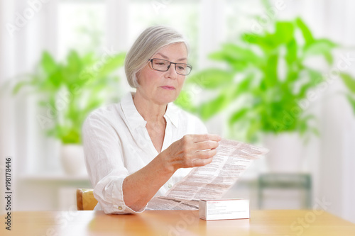 Εκτύπωση καμβά woman reading drug package leaflet