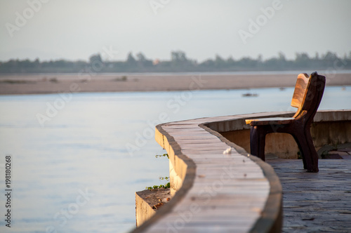 Vászonkép Panchina sul Mekong a Kratie