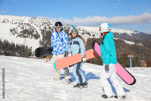 Group of snowboarders on sk...