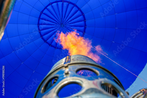 ogień z palnika gazowego wewnątrz balonu na gorące powietrze