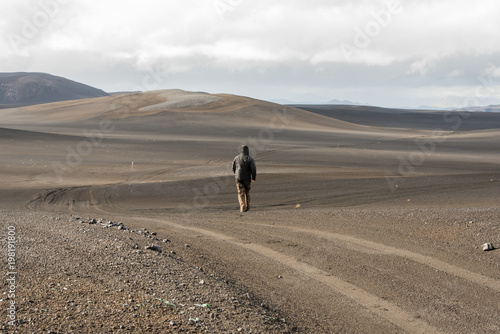 einsamer Wanderer im Hochland Islands