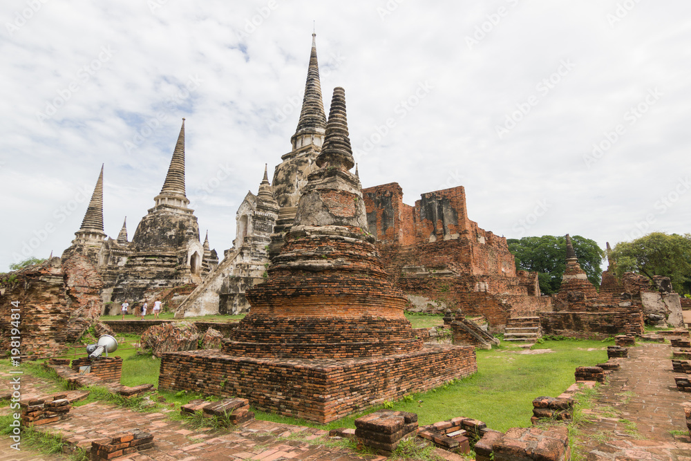 Fototapeta premium The three Chedis of Wat Phra Si Sanphet Ayutthaya, Historical Park has been considered a World Heritage Site on December 13th 2534 in the historic city of Ayutthaya. is a tourist destination.