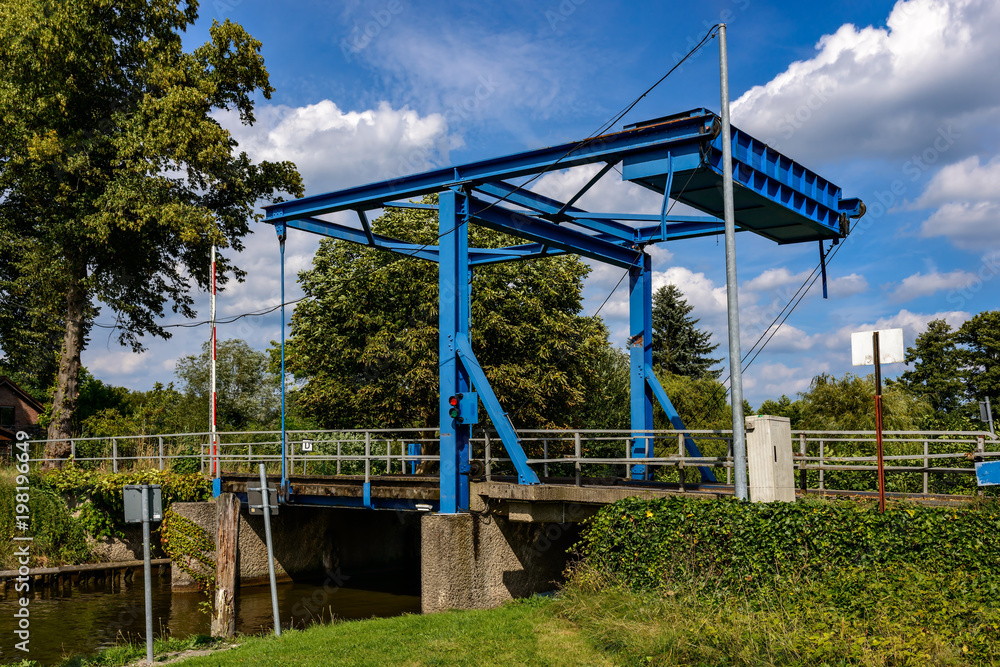 Technisches Baudenkmal: Zugbrücke über den Groß Köris‘schen Kanal zwischen Großem Moddersee und Schulzensee. Bis Ende der 1970er Jahre wurde sie per Hand betrieben Technisches Baudenkmal: Zugbrücke über den Groß Köris‘schen Kanal zwischen Großem Moddersee und Schulzensee. Bis Ende der 1970er Jahre wurde sie per Hand betrieben