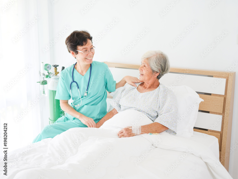 Obraz premium Asian old woman with doctor in the room hospital in happy mood