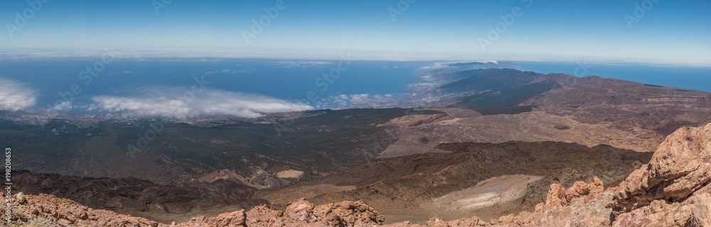 Panoramablick von der Spitze des Teide Vulkans auf den nördlichen Teil der Insel Teneriffa