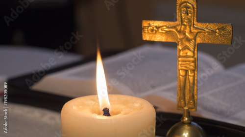 Christ's light (lit candle next to the cross and the Bible), Neocatechumenate