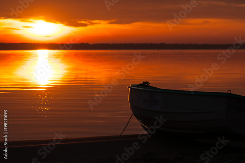 Zachód słońca nad jeziorem  © rafalslowikowski.pl