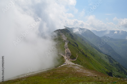 Szlak graniowy z Kasprowego Wierchu we mgle, Tatry, Polska