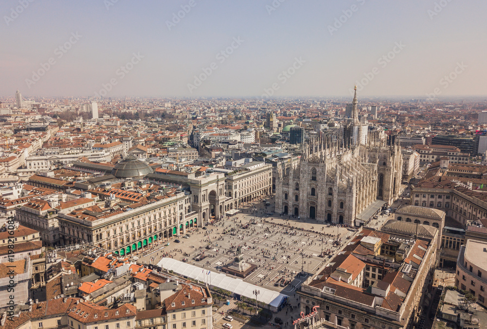 Fototapeta premium Widok z lotu ptaka katedry w Mediolanie, Galleria Vittorio Emanuele II, Piazza del Duomo