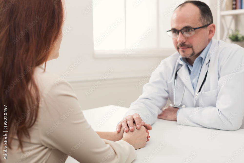 Obraz premium Doctor supporting woman in hospital