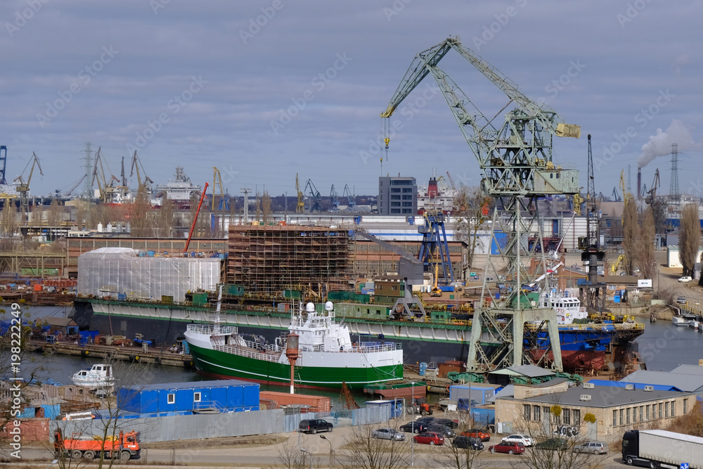 Gdańsk, Polska - stocznia, dok ze statkiem