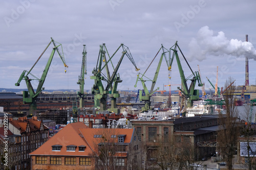Gdańsk, Polska - dźwigi stoczniowe nad miastem