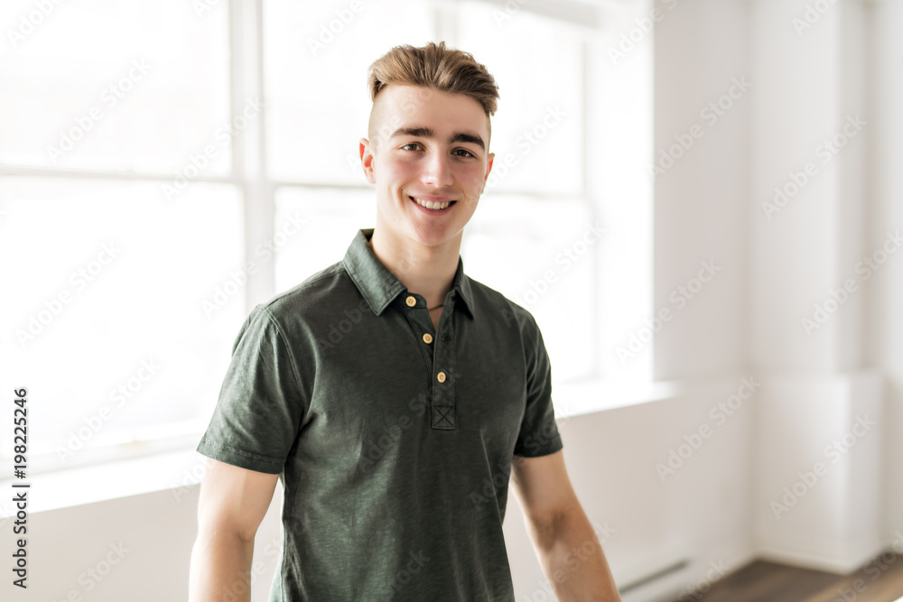 Obraz premium smiling man at home