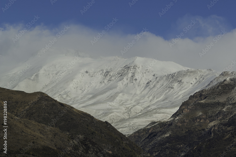 Cumbres nevadas en el Pirineo de Huesca