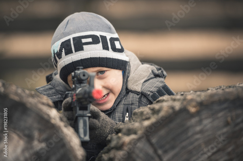Five years old boy playing with a rifle toy © Dziurek