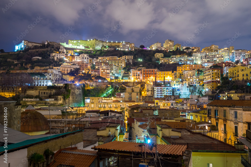 Panorama vom Bezirk Vomero in Neapel bei Nacht