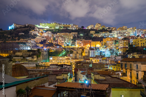 Panorama vom Bezirk Vomero in Neapel bei Nacht