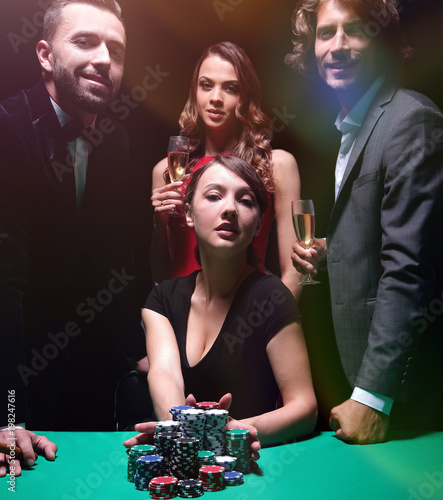 Tableau sur toile Woman doing all-in playing poker