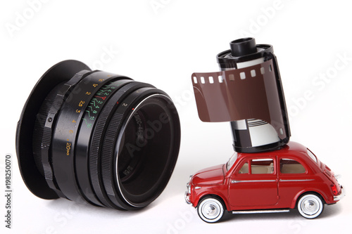 Miniatura d'auto, pellicola fotografica e vecchio obiettivo  photo