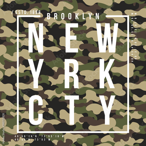 Plakat Projekt koszulki z teksturą kamuflażu. New York City typografia z hasłem do druku koszuli. Grafika T-shirt w stylu militarnym ulicy