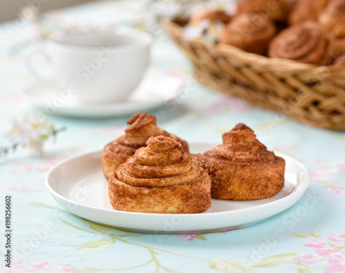 Cinnamon buns with tea and spring flowes