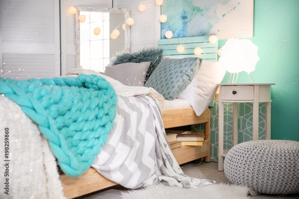 Foto Cozy room interior with comfortable bed
