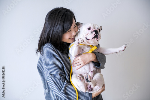 Photographie Asian woman hugging dog