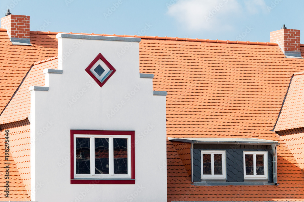Dach Fassade mit roten Dachziegeln und Dachausbau