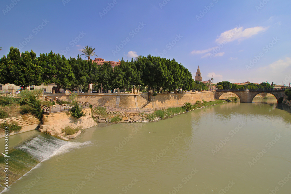 Paseo del río Segura en Murcia, España