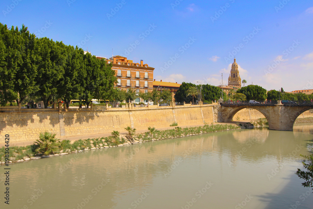 Fototapeta premium Paseo del río Segura en Murcia, España